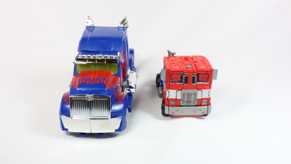 Transformers 4 Age Of Extinction Optimus Prime Leader Class Retail Version Action Figure Review  JPG (22 of 27)